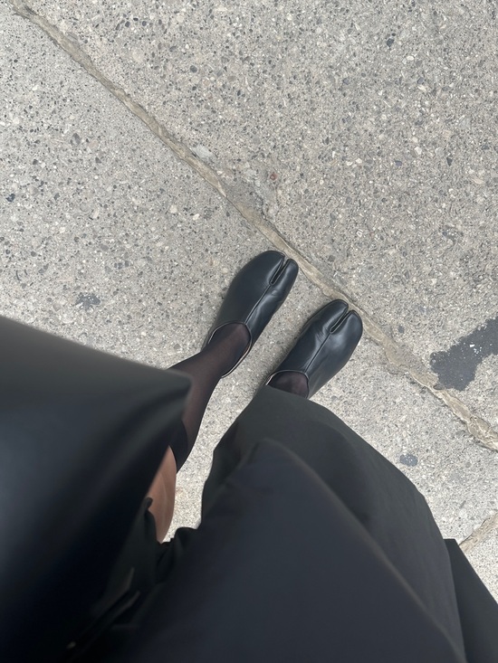 Maison Martin Margiela Shoes - Maison Martin Margiela Tabi Leather Flats in Black